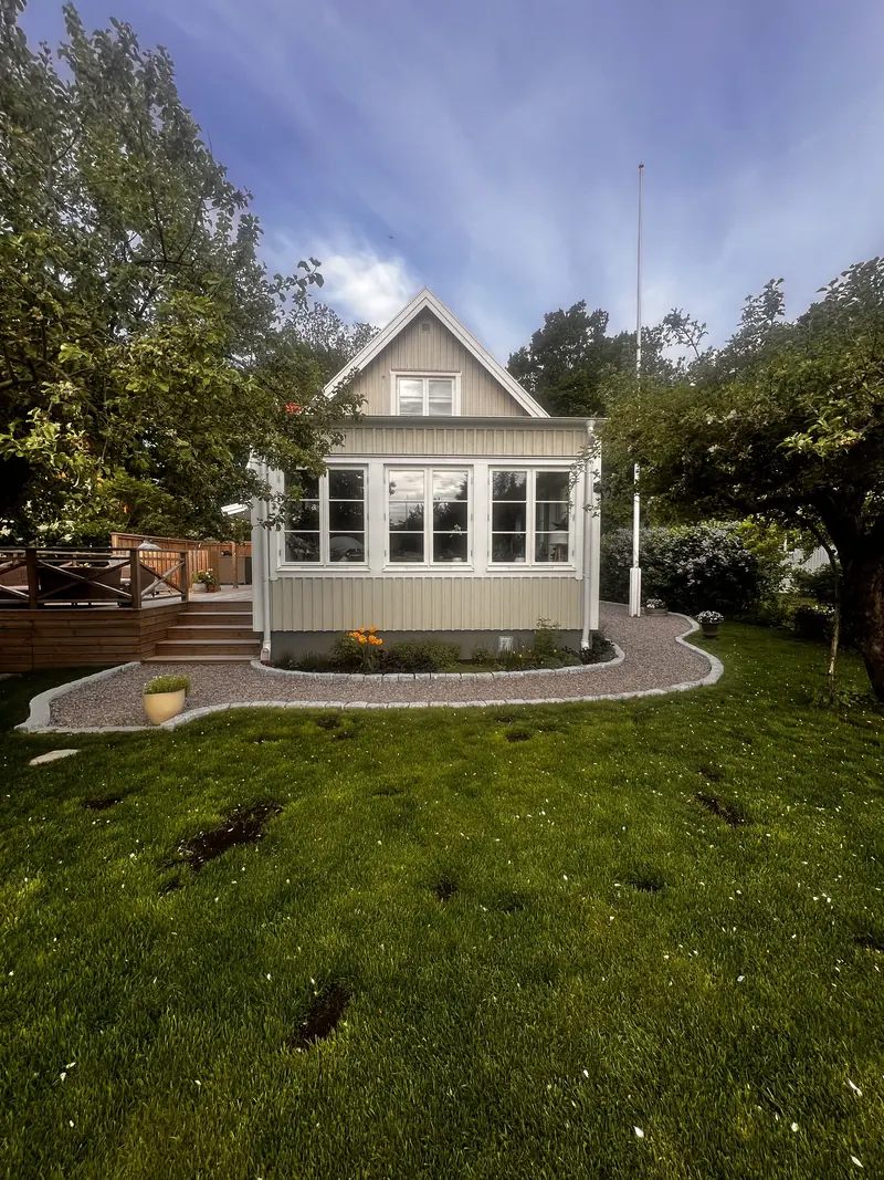 Färdigrenoverad villa i Enskede med nyanlagd trädgård